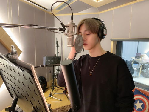 张碧晨和汪苏泷在录音棚忙碌工作的画面