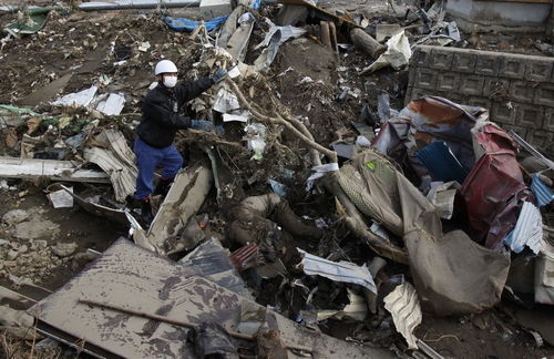 救援队员在废墟中搜寻