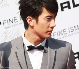 47岁元斌与妻现身美术馆，背后故事令人感慨！