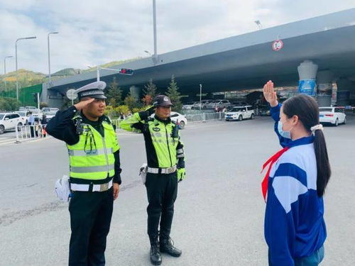 民警们收到奶茶很开心