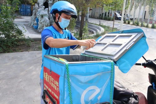 骑手正在配送即时零售商品