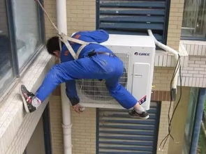 空调安装师傅忙碌工作