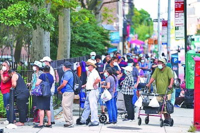 等待食物援助的人们