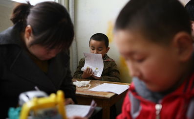 一个孤独的小朋友坐在角落里