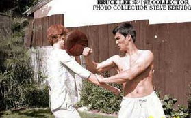 李小龙正在认真练功