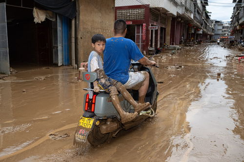 上千万金饰被冲走，众人携探测仪寻金，现场堪比‘淘金热’！