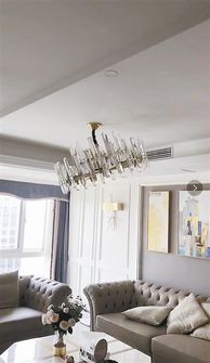 客厅里的吊灯剧烈摇晃