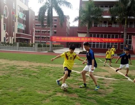 球迷拄拐也要看村超，这份热爱太感人！