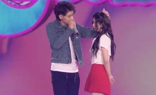 黄子韬和徐艺洋在舞台上的照片