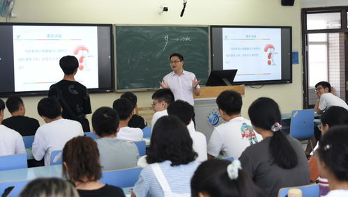 老师站在讲台上认真给研究生讲课