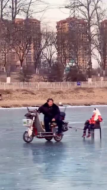 白发大爷跳水救人的惊险瞬间！