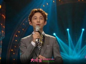 何炅主持节目时的照片