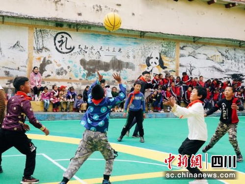 孩子们在村超球场玩耍