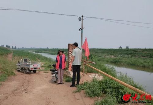 工作人员巡查河道