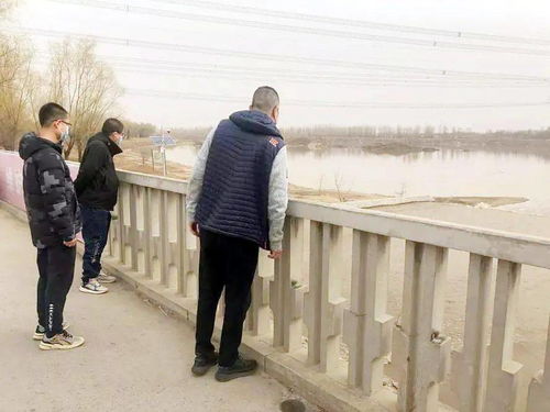 工作人员在巡查河道