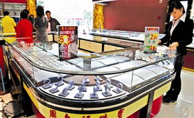 被洗劫一空的金店柜台