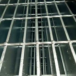 格栅板脱落后的现场