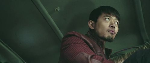 德爷向路人询问食物