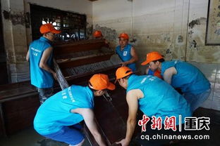 志愿者协助转移居民