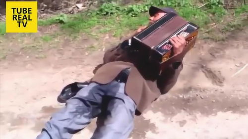 男子自残挽留女友遭打死，背后故事引人深思