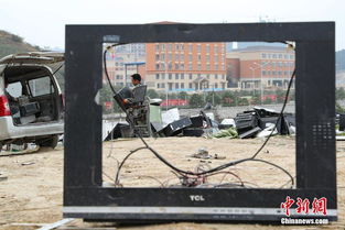 工人正在分类处理废旧电器