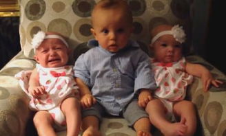 双胞胎姐妹冷漠表情