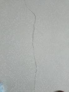 危楼墙壁上明显的裂痕