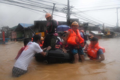 救援人员在洪水中搜救