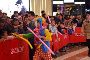 活动现场人头攒动，气氛热烈