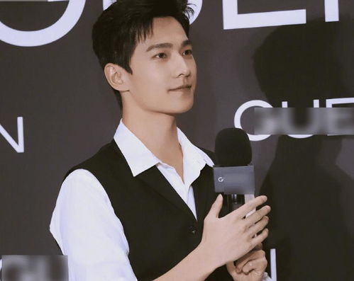 杨洋参加活动的近照