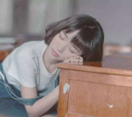 一个人疲惫地趴在桌子上