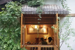 一群人在安静的小巷子里漫步