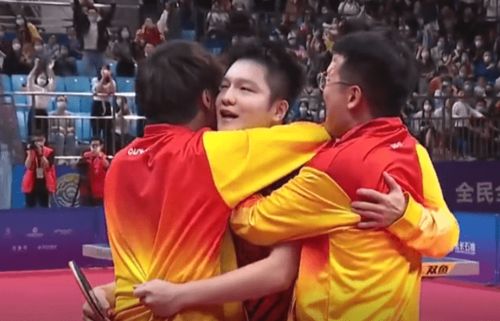 樊振东与队友拥抱庆祝