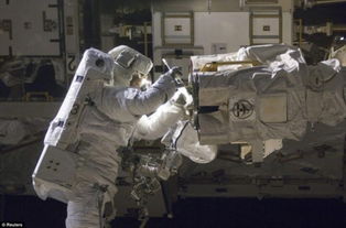 宇航员在空间站工作