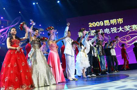 知名歌手在舞台上表演