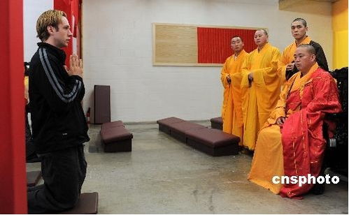 少林寺方丈释永信携家人潜逃被拦，河南开封警方紧急辟谣！