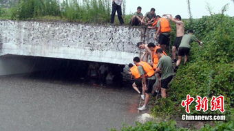 一辆被雨水淹没的中巴车