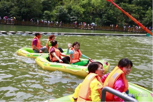 人们在窝囊漂流中欢笑