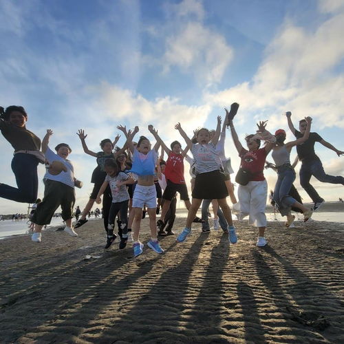 香港荃湾悦来酒店惊现惨剧：男子坠亡，妻儿房内离世，重案组介入