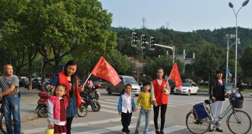 小朋友过马路