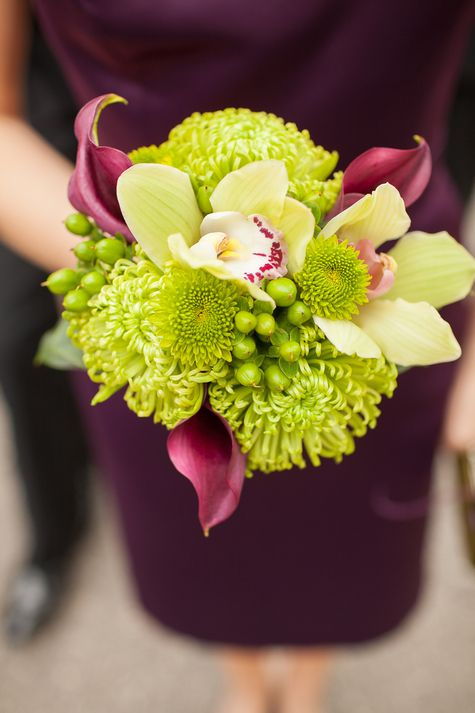 年轻人瞻仰纪念碑