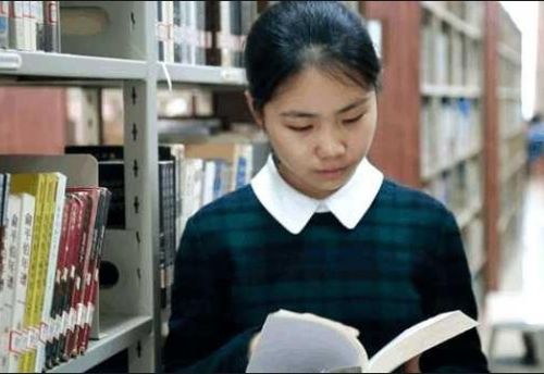 陆思凤认真学习照片