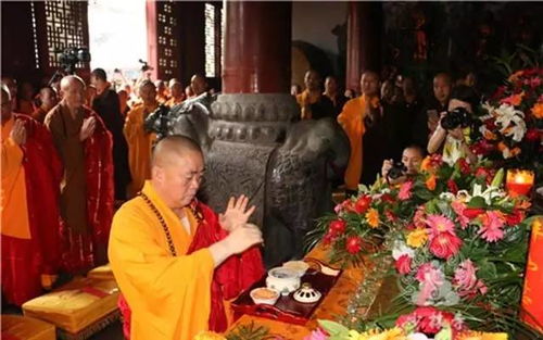 释永信在大雄宝殿前讲话