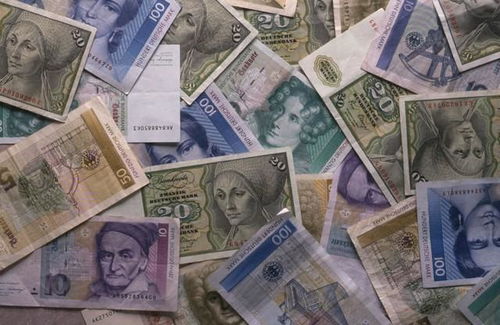 各国货币堆叠