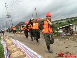 居民们一起加固堤坝