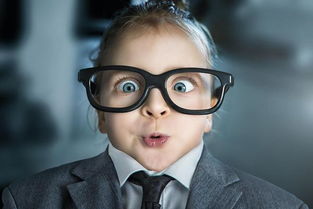 人们佩戴阿里AI眼镜的想象图