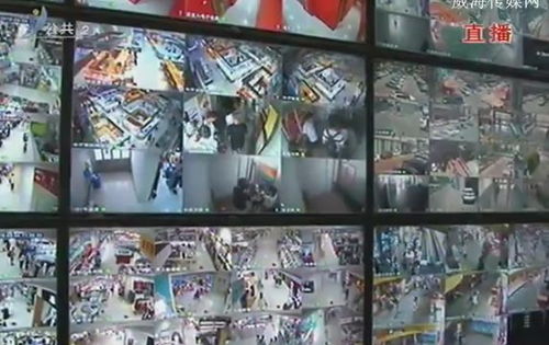 商场工作人员正在查看监控