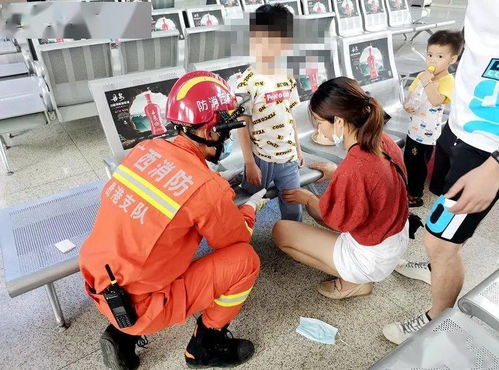 一家人高铁站候车