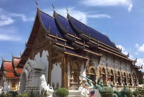 人们在寺庙前祈祷