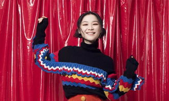 金靖穿着时尚的职场装扮